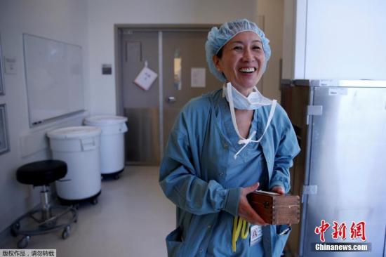 49岁神经外科医生Linda Liau在洛杉矶分校医疗中心进行摘除脑部肿瘤手术。Liau从事神经外科医生25年，在临床试验中开发了一种脑肿瘤疫苗。Liau称“这是一个男性主导的领域，当你走进手术室别人会猜想你是护士或助手。我认为最终的目标是完全性别平等，所以我们甚至作为一个新奇的事情讨论女总统是悲哀的。”