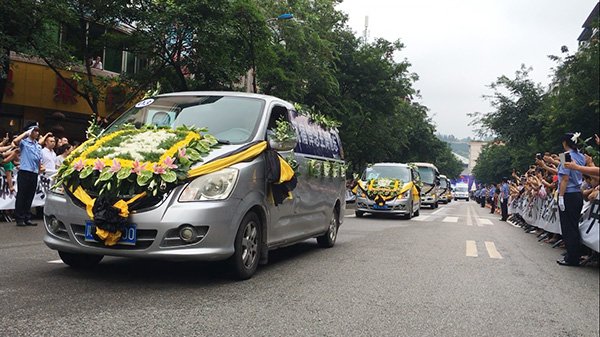 载有两位警员遗体的灵车驶向殡仪馆。澎湃新闻记者 王鑫 图