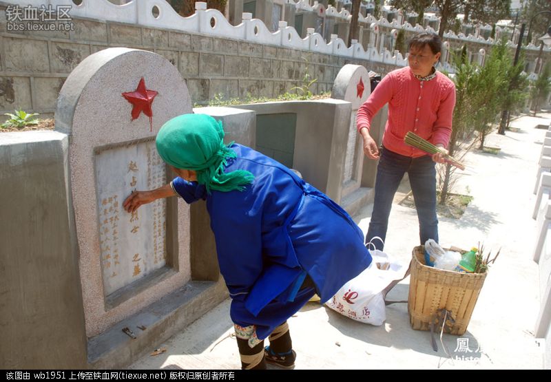 2008年清明节对越作战烈士赵占英母亲为儿子扫墓