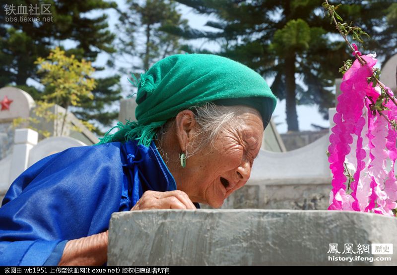 2008年清明节对越作战烈士赵占英母亲为儿子扫墓