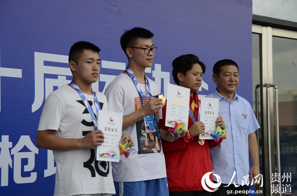 王宇航（左二）站上了冠军的领奖台。赵祖乐 摄